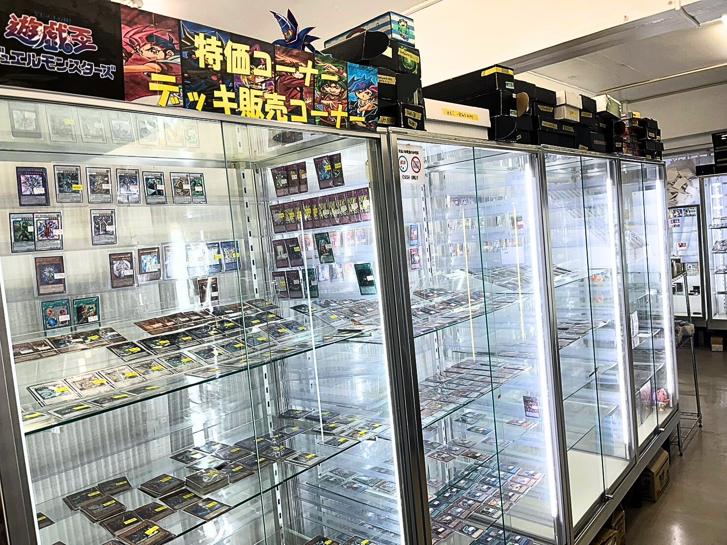 メルカード秋葉原店の店内風景ショーケース2