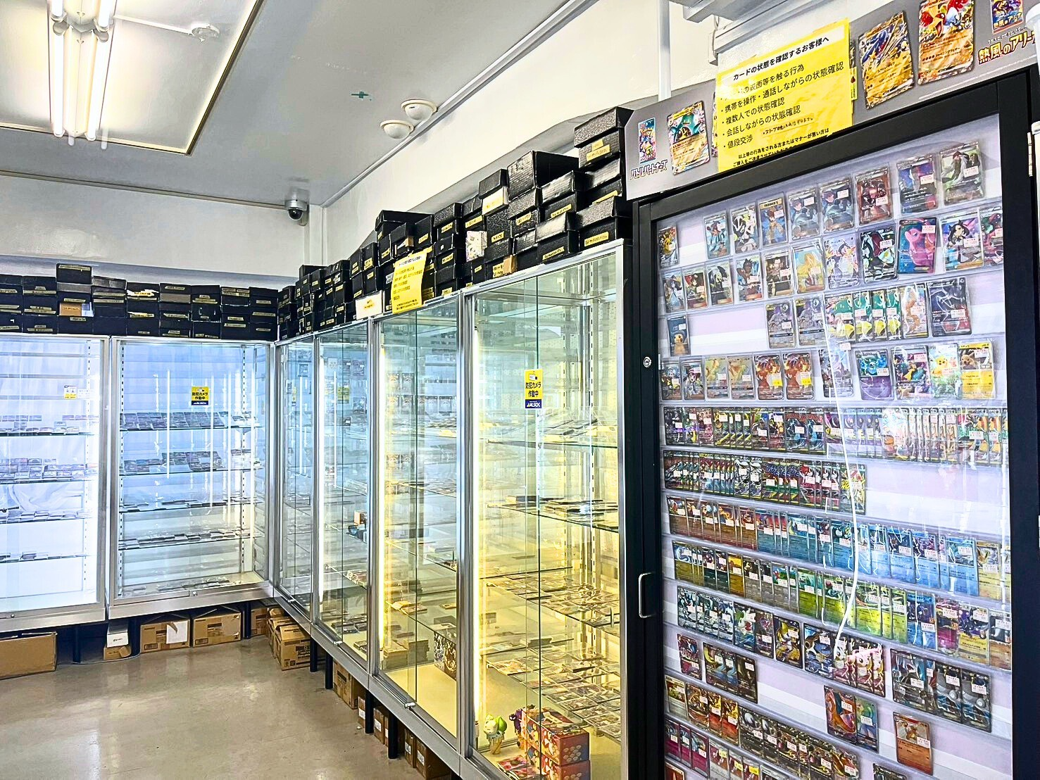 メルカード秋葉原店の店内風景ショーケース3